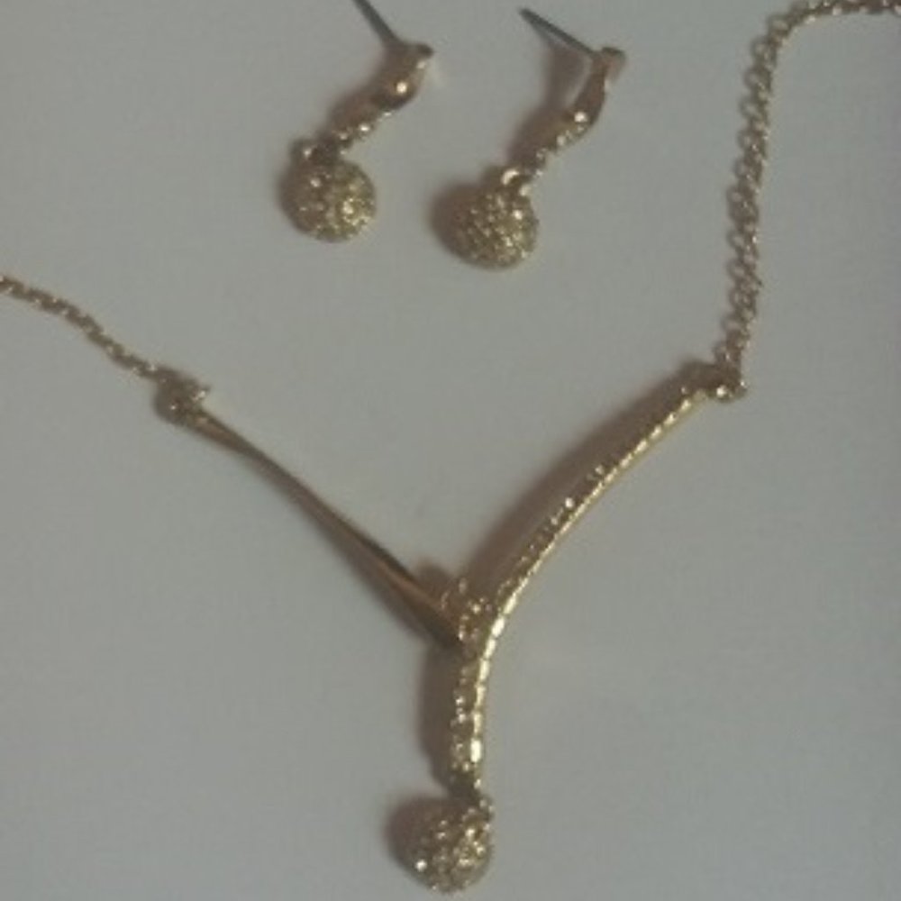 Jewelry Lot - NBW 7 pairs of earrings & 1 necklace - Picture 4 of 4